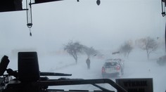 Na Vernári uviazol kamión, v Poprade znova sneží