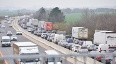 Na D1 sa zrazili tri autá. Tvoria sa dlhé kolóny