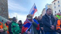 Farmári sa vykašľali na dohodu s políciou a hodinu blokovali Most SNP