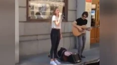 Úradníkovi zrejme rupli nervy. Takto nepekne vyhnal mladých hudobníkov