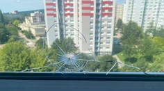 Rodine v Bratislave niekto prestrelil okno. Polícia ich šokovala s verziou, že dieru mohol vyďobať vták