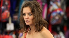 Otrasná tvár a účes Katie Holmes, ale za to ukážkový zadok