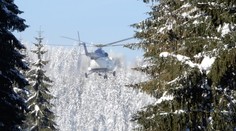 Na Orave pomáha vrtuľník ministerstva vnútra, zhadzuje veľké nánosy snehu zo stromov