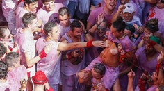 Divoká párty v Pamplone. Kým mnohí utekali pred býkmi, ženy ukazovali prsia