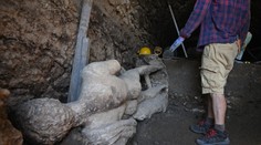 Socha gréckeho boha Hermesa ležala tisíce rokov v kanalizácii. Bulharskí archeológovia objavili mramorový poklad