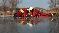 Hasiči nemajú na výber, sú pripravení aj na zásahy v ľadovej vode