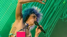 Miley s holými prsiami a umelým penisom. Na tomto koncerte boli aj deti!
