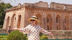 VIDEO: Exkandidátku na prezidenta Clintonovú zradili nohy. Takmer sa skotúľala zo schodov