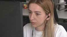 Medzi kolegami, ktorí pracujú z domu a tými, ktorí chodia do práce, vzniká bariéra závisti a podozrievania