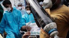 Zdravotnícky systém v Indii sa rúca. Nemocnice hlásia zúfalý nedostatok lôžok a kyslíka