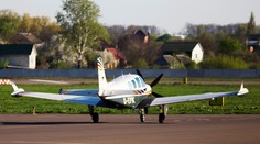 Matku troch detí (†27) smrteľne zasiahlo krídlo pristávajúceho lietadla do hlavy, keď kosila trávnik