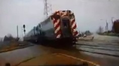 Promptná reakcia policajta: Pokazené železničné priecestie sa takmer skončilo katastrofou