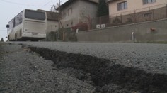 Svah pod hlavnou cestou sa naďalej zosúva. Problém nikto nerieši