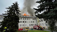V Ústrednej vojenskej nemocnici v Prahe horelo, oheň zničil strechu neurológie