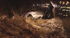 Hrozivá nehoda v Bratislave: Auto po zrážke ostalo visieť nad železnicou