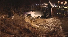 Hrozivá nehoda v Bratislave: Auto po zrážke ostalo visieť nad železnicou