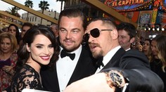 Telefón Toma Hardyho vyvolal na Oscaroch rozruch. Pozrite sa prečo