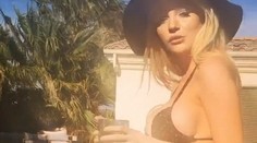 Už sa zaobľuje. Ukázala bruško a aj nevhodný tanec