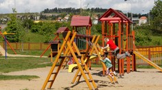 Na známom sídlisku v Trenčíne vyčíňal agresívny muž, deti na ihrisku mlátil bejzbalkou