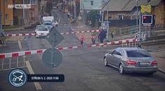 Polícia vypátrala učiteľky, ktoré prevádzali deti cez uzavreté železničné priecestie