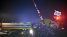 Zrážka rýchlika s kamiónom. Nevinný rušňovodič zomrel po prevoze