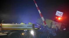Zrážka rýchlika s kamiónom. Nevinný rušňovodič zomrel po prevoze