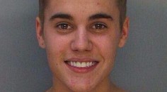 Justin Bieber sa na súde priznal. Ešte dostal aj odmenu