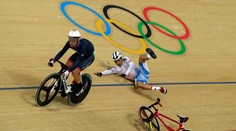 Surovec Cavendish úmyselne narazil do súpera a spôsobil tak hromadný pád