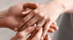 Snúbenci si možno budú môcť vybrať priezvisko zložené z mien oboch partnerov. Vyplýva to z predloženej novely zákona