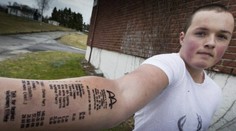 Láska k cheesburgeru bez hraníc: Mladík si dal vytetovať účet z fast foodu