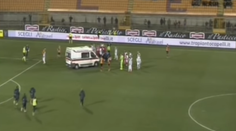 Zápas v Lecce trval iba päť sekúnd. Prerušili ho po tom, čo hráč upadol do bezvedomia