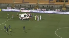 Zápas v Lecce trval iba päť sekúnd. Prerušili ho po tom, čo hráč upadol do bezvedomia