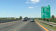 Motorkár havaroval na diaľnici pri Senci a zmizol, pátra po ňom vrtuľník