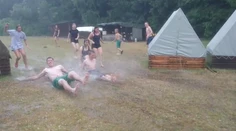 Českí skauti dobyli videom šantenia v blate celý svet. Pripomenie vám krásne detstvo