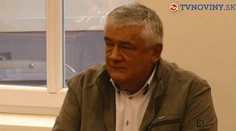 Slotovi hrozí väzenie, na mladistvé dievčatá mal sexuálne narážky