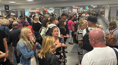 Letisko v Prahe kolabuje. Cestujúci odlietajú bez batožiny, vedenie prosí zamestnancov o pomoc