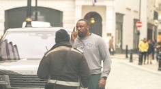 VIDEO: Kuriér po slovnej prestrelke sotil do slávneho boxera. Ten ho jediným úderom zložil k zemi