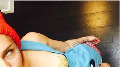 Obnažená Miley Cyrus opäť v akcii