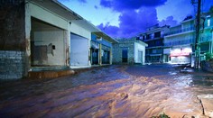 Grécke pláže pod vodou. Celý Balkán sužujú záplavy