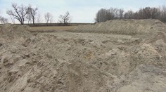 Policajti prekopávajú ilegálne „pohrebisko mafiánov“. Hľadajú muža so skleneným okom