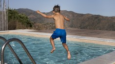 Od zlomenej chrbtice až po ochrnutie. Nevinné skákanie hlavičky do bazéna môže mať fatálne následky