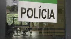 Policajti museli krotiť agresívneho muža, ktorý útočil na manželku: Po zásahu zomrel