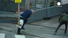 VIDEO: Boj chodcov s vetrom. Takmer ich "zmietol" z cesty