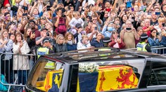 Lietadlo s rakvou Alžbety II. sa stalo najsledovanejším letom v dejinách