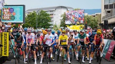 VIDEO: Sprievodný motorkár na Tour de France zavadzal jazdcom. Z pretekov bol vylúčený