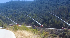 Jednoducho čínske. Inak sa prevoz 52-metrových listov turbín nedá označiť