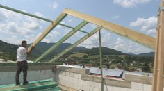 Chcú bývať vo vlastnom. Rómovia zo Zborova si z vlastných prostriedkov budujú domy