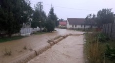 V Zborove pri Bardejove vyhlásili tretí stupeň povodňovej aktivity. Vybrežil sa potok v centre obce