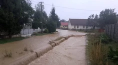 V Zborove pri Bardejove vyhlásili tretí stupeň povodňovej aktivity. Vybrežil sa potok v centre obce