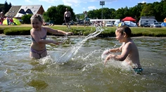 Teploty nebudú extrémne ako po minulé dni, o pár stupňov sa ochladí